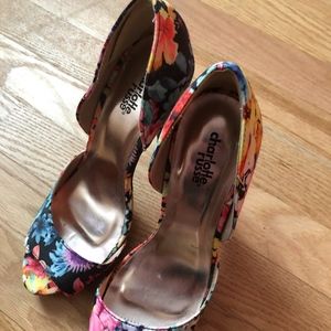 *NEVER WORN* CUTE FLORAL SHOES